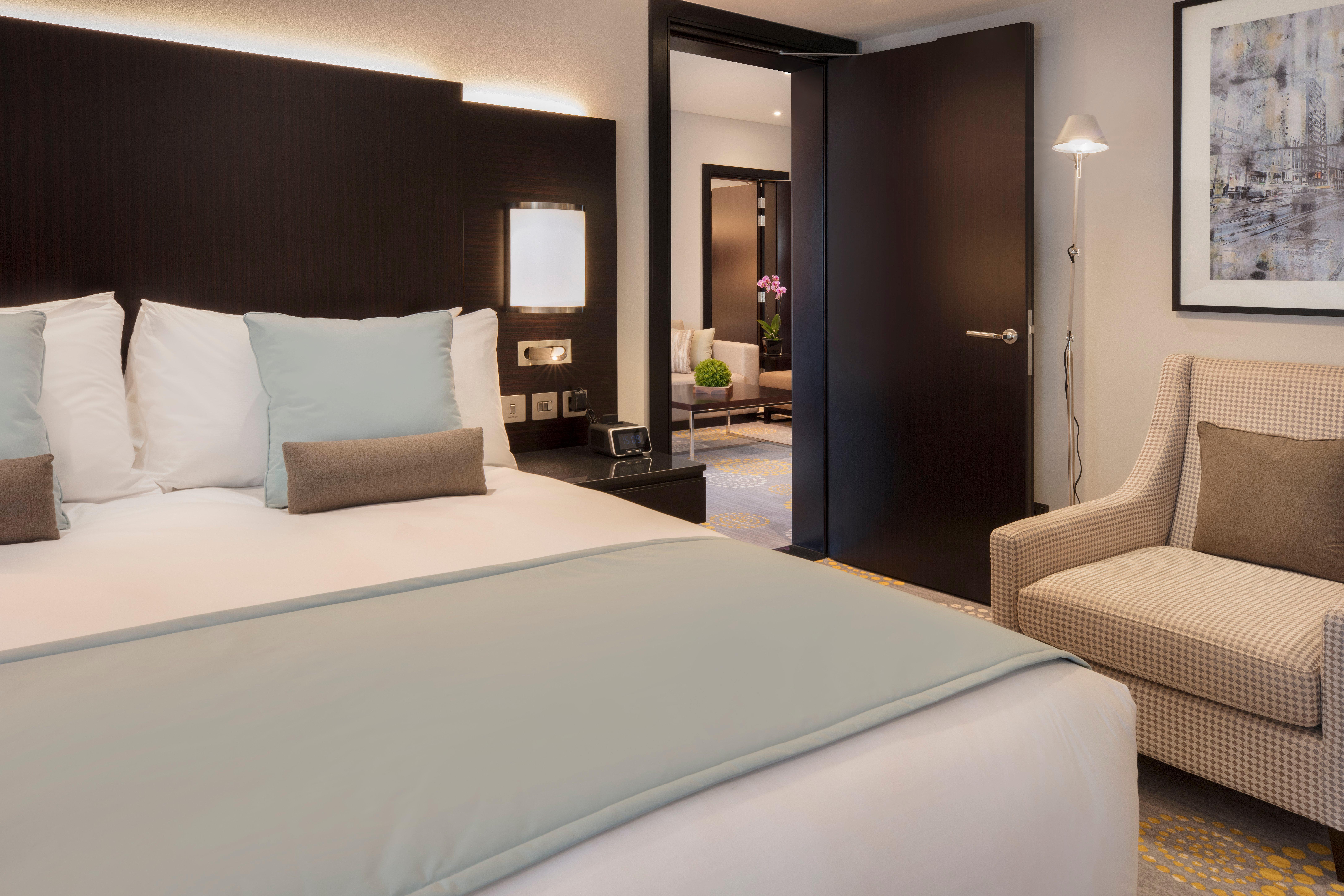 Crowne Plaza Bahrain By Ihg Hotel Manama Exterior photo A bedroom in a suite on board