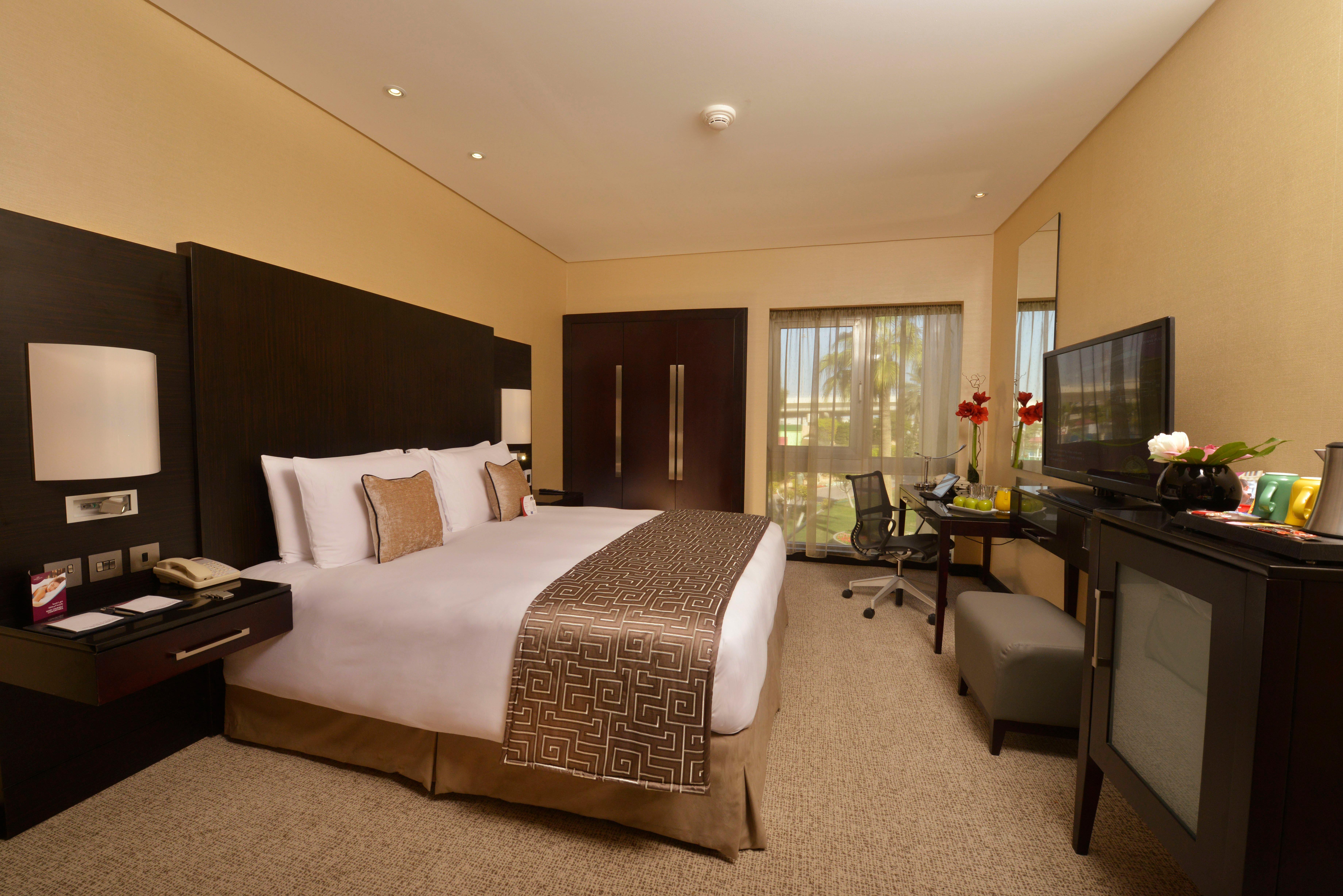 Crowne Plaza Bahrain By Ihg Hotel Manama Exterior photo A room at the hotel