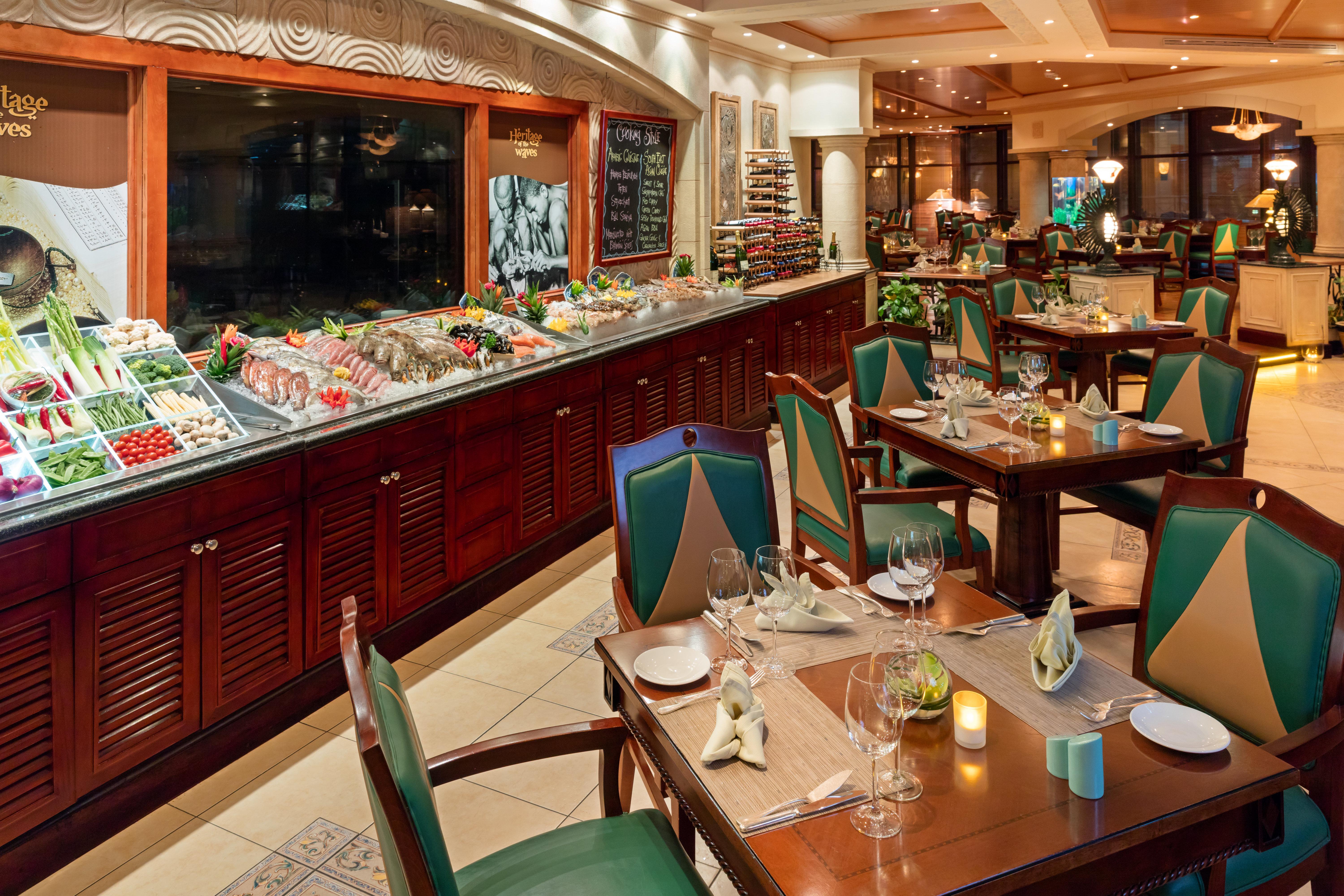 Crowne Plaza Bahrain By Ihg Hotel Manama Exterior photo The restaurant