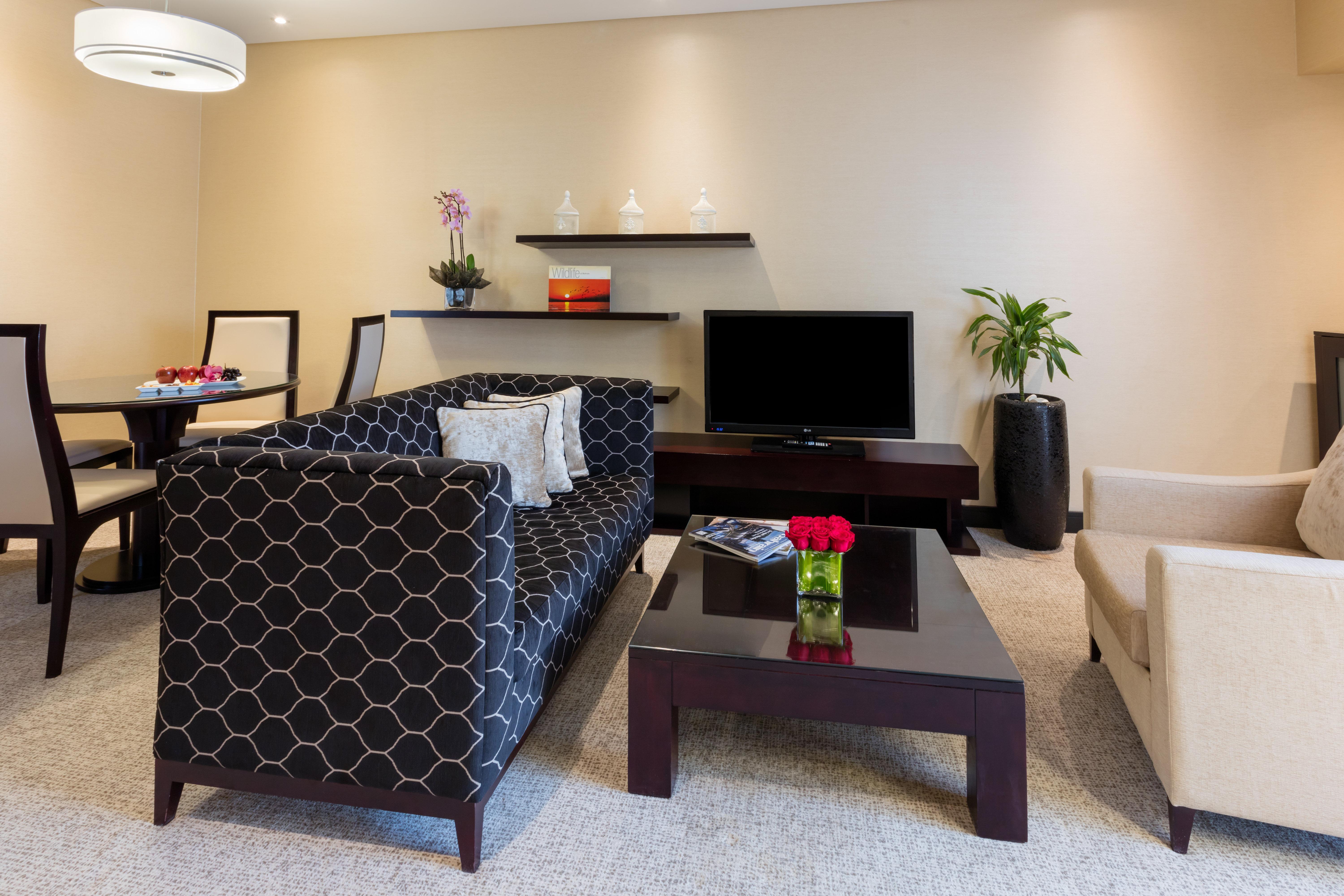 Crowne Plaza Bahrain By Ihg Hotel Manama Exterior photo Living room
