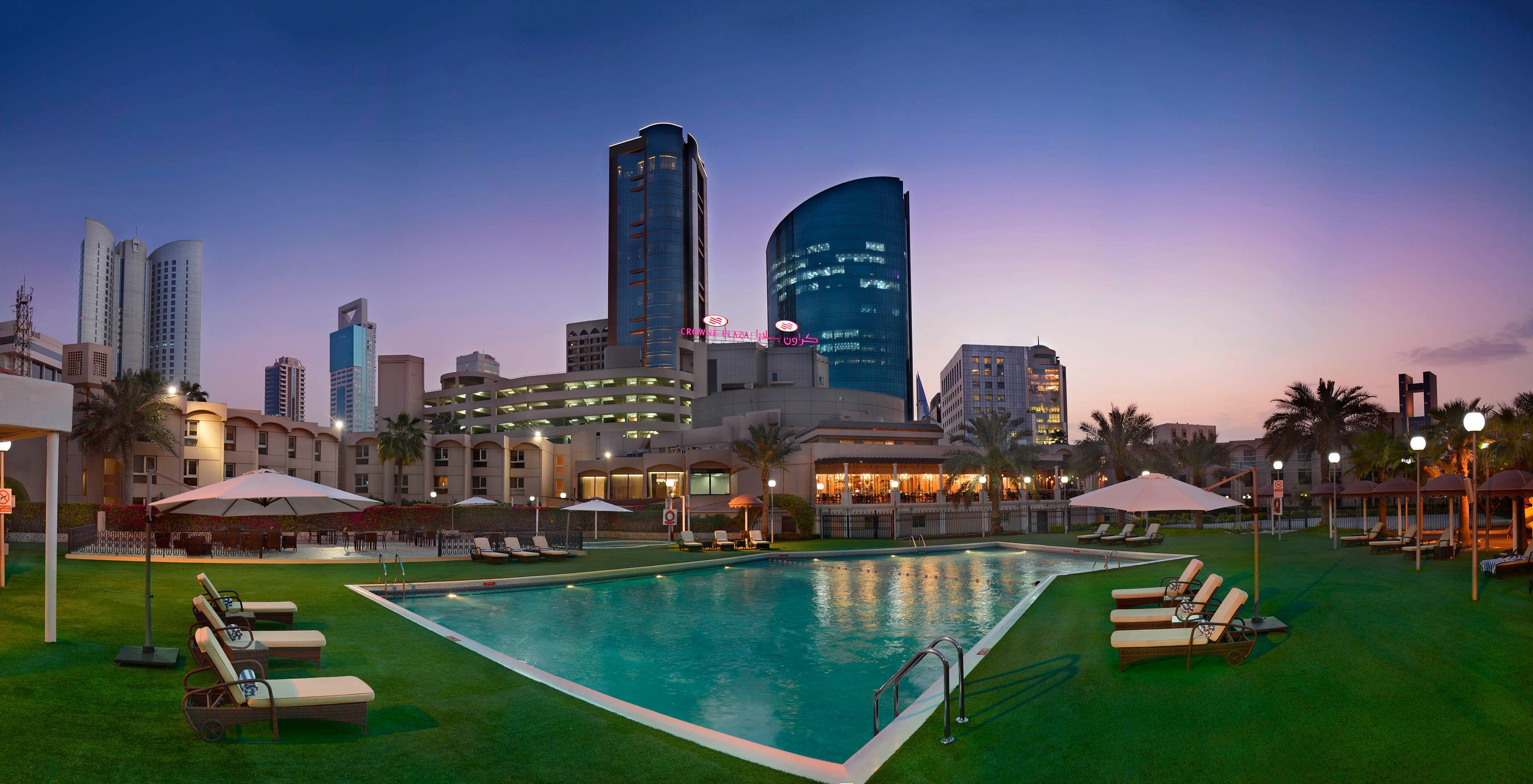 Crowne Plaza Bahrain By Ihg Hotel Manama Exterior photo The swimming pool at the hotel
