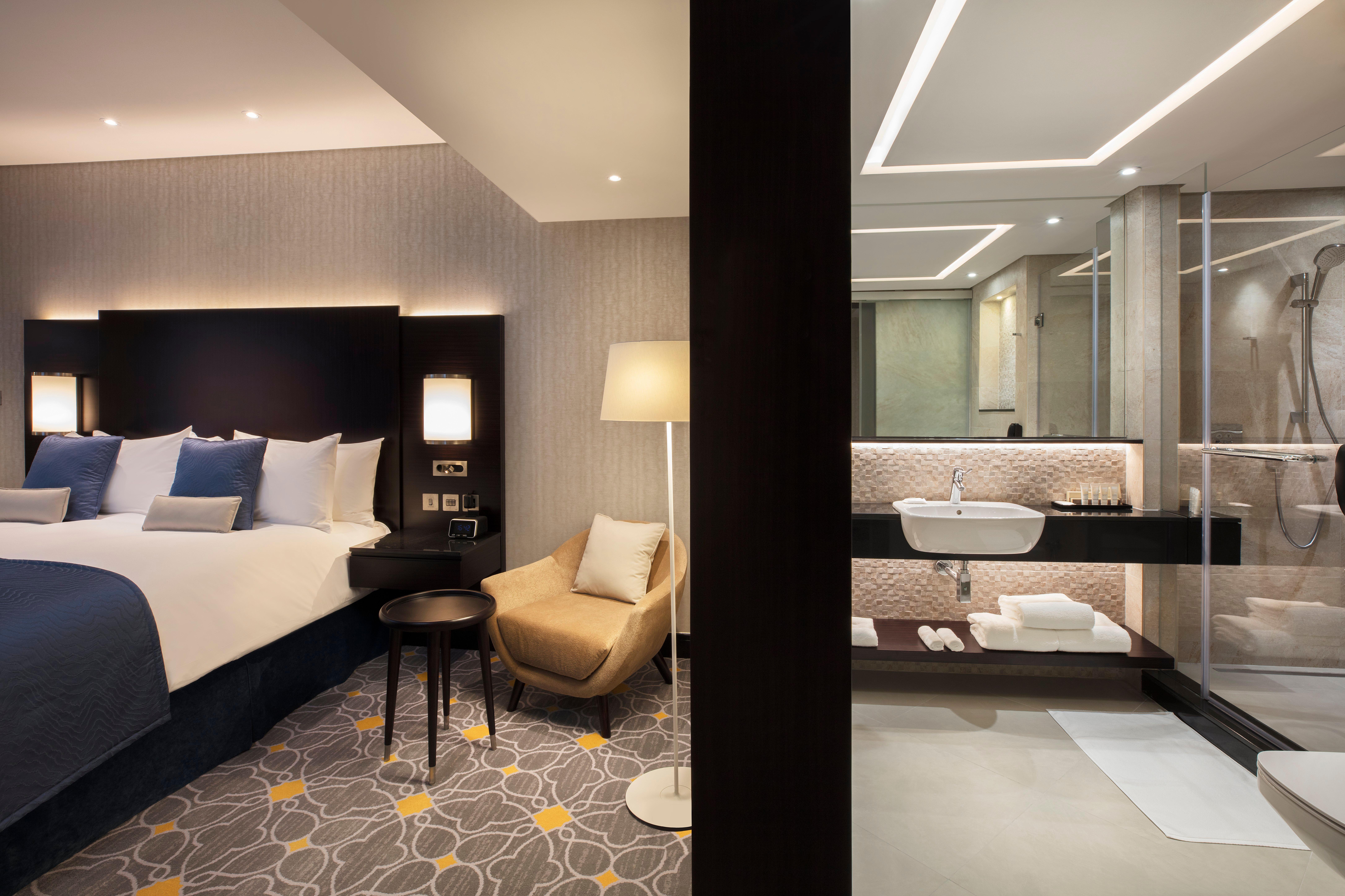 Crowne Plaza Bahrain By Ihg Hotel Manama Exterior photo Deluxe Room